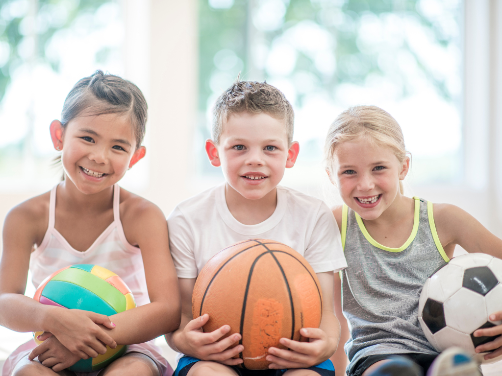Sports collectifs pour enfants : foot, volley & basket
