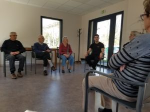 sport sur chaise pour les personnes âgées et/ou handicapées